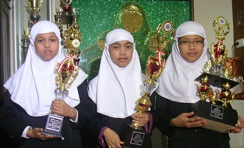 al-yaklu-alyalu-alyaklu-juara-spelling-bee-malang.webp